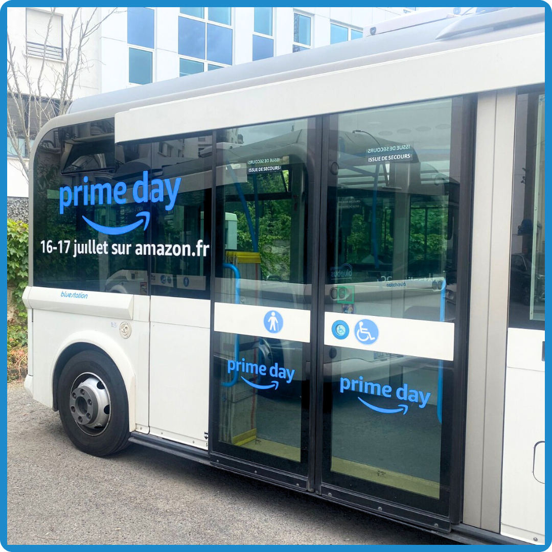 Marquage decoupe amazon prime day sur bus